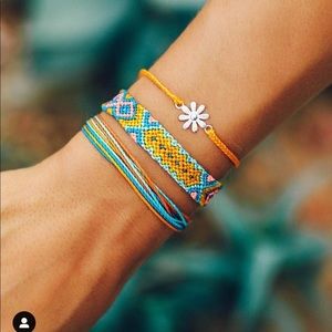 Pura Vida Flower Power March Monthly Club